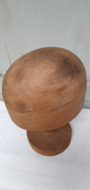 Oude, houten hoedenmal