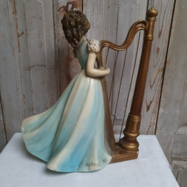Prachtig beeld van meisje met harp