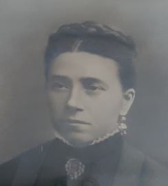 Oude foto van een dame in brocante , eiken lijst