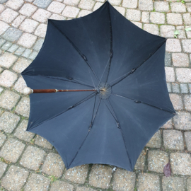 Oude zwarte paraplu/parasol met prachtige knop als handvat