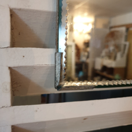 Oude vierkante spiegel met sierrand