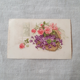 Oude ansichtkaart met bloemen in een mandje