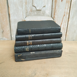 Stapeltje van 5 oude, zwarte bijbeltjes