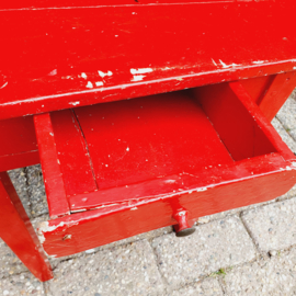 Mooi, brocante, rood tafeltje