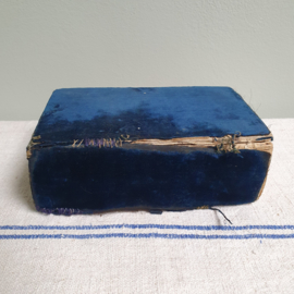 Oude bijbel ( 1817) met velours blauwe kaft