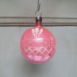 Oude kerstbal roze/wit