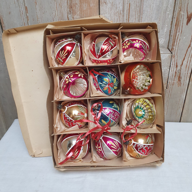 Oud doosje met gekleurde kerstballen