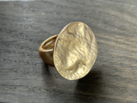 goud kleurige ring met ronde schijf