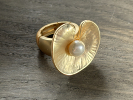 goudkleurige ring met parel