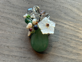 Bloem broche met groene steen