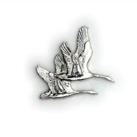 Tinnen speldje/pin Zwanen vliegend