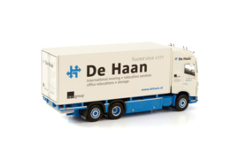 DE HAAN VERHUIZINGEN; VOLVO FH4 GLOBETROTTER XL 6X2 TAG AXLE RIGED TRUCK BOX - 3 AXLE