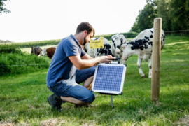 AKO Sun Power S3000 schrikdraadapparaat met zonnepaneel