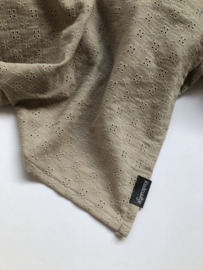 Spuugdoekje Embroidery taupe