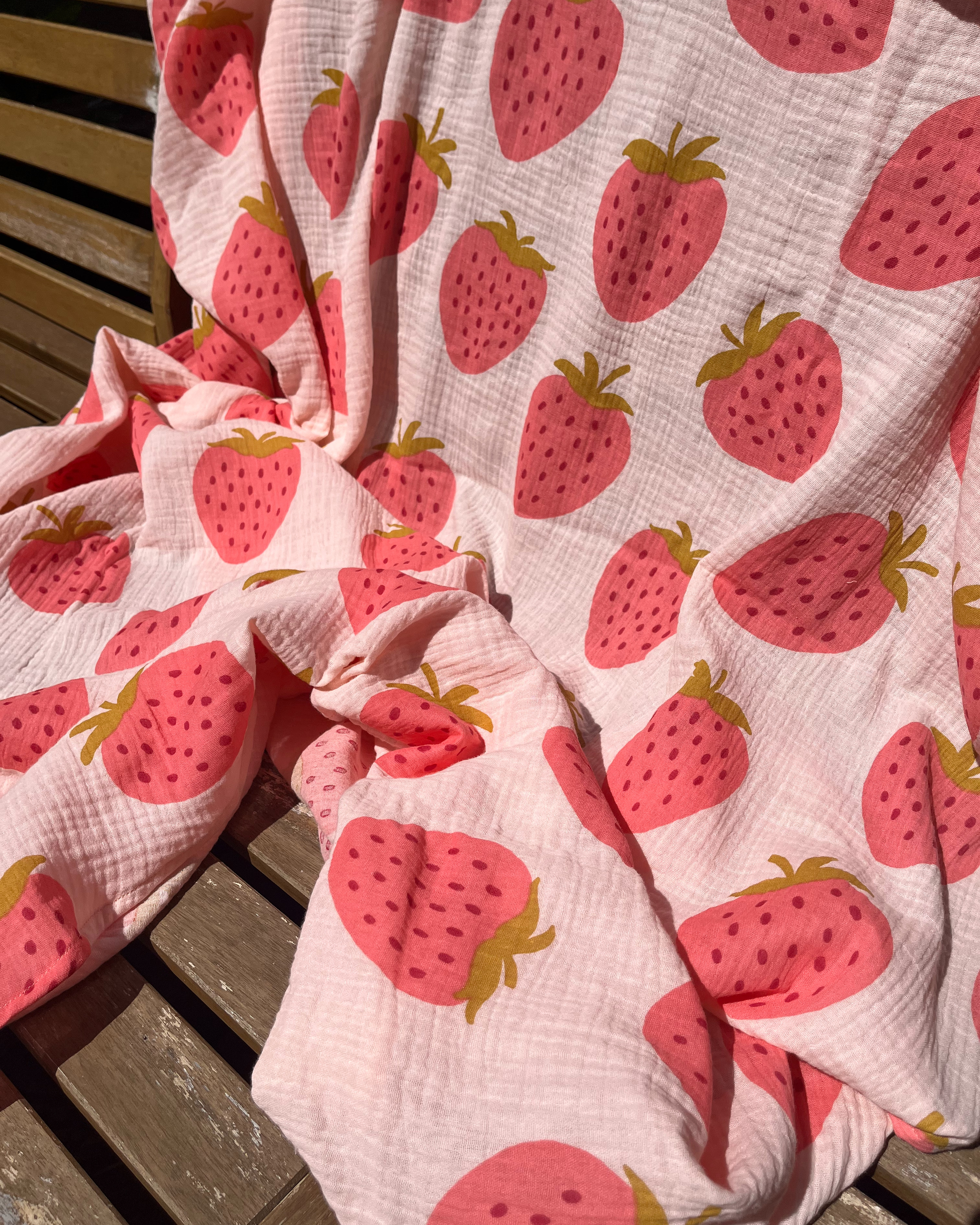 Beach swaddle | STRAWBERRY