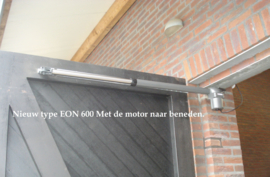 Quiko EON 600 op garagedeuren en openslaande poorten, complete set met muurbeugels en stootdoppen.met 4 zenders en wifi.   Art. 0650, 2x Art. 0301, 2x Art. 0300