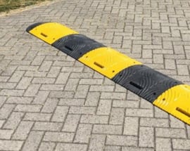 COMPLETE VERKEERSDREMPEL, 600 CM X 5 CM HOOG | ZWART-GEEL / slowly  Incl.  montageset.