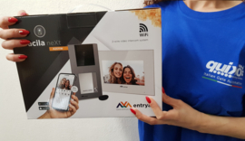 FACILA NEXT K2171W KIT VIDEO INTERCOM. Met 1 binnenpost. zodat u naast de binnenpost ook via uw smartphone kan kijken en de poort openen.