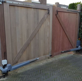 Beugelset universeel voor elk type poortopener.  Onmisbaar voor openslaande garagedeuren en veel houten poorten.   2x  Art. 0301