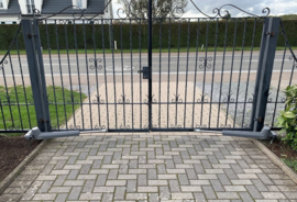 Quiko Rotello 400 230v. professional, design. voor poorten met vleugels van 1,5 tot 4,5 meter en tot 700kg, met gratis set interne  aanslagen (twv 64,-), dus geen eindaanslagen nodig. 4 handzenders en wifi/gsm module.    Art. 0001