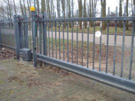 CROSS18EIP inclusief LCA85 besturing en ZENRS ontvanger  Met interne loop-klok. En zeer hoog aanloopkoppel.zware industriele schuifpoort aandrijving, tot 1800kg. 230v De beste motor voor zware schuifpoorten van HERAS en B en G.