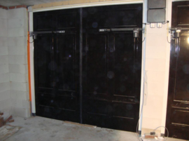 Quiko EON 600 op garagedeuren en openslaande poorten, complete set met muurbeugels en stootdoppen.met 4 zenders en wifi.   Art. 0650, 2x Art. 0301, 2x Art. 0300