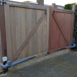 Quiko Rotello 400 230v. professional, design. voor poorten met vleugels van 1,5 tot 4,5 meter en tot 700kg, met gratis set interne  aanslagen (twv 64,-), dus geen eindaanslagen nodig. 4 handzenders en wifi/gsm module.    Art. 0001