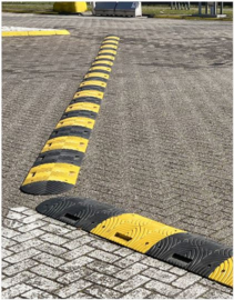 COMPLETE VERKEERSDREMPEL, 600 CM X 5 CM HOOG | ZWART-GEEL / slowly  Incl.  montageset.