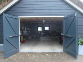 Quiko EON 600 op garagedeuren en openslaande poorten, complete set met muurbeugels en stootdoppen. met 4 zenders en wifi.   Art. 0650,  2x Art. 0301, 2x Art. 0300