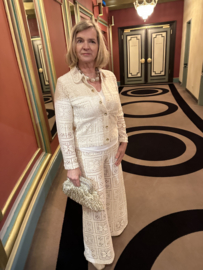 Caroline Biss, pak met kant, top