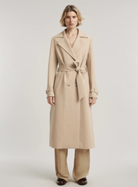 Beaumont, trenchcoat