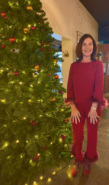 Ana alcazar, rood pak met veertjes, broek