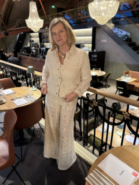 Caroline Biss, pak met kant, top
