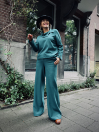 Caroline Biss, groene pantalon