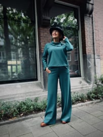 Caroline Biss, groene pantalon