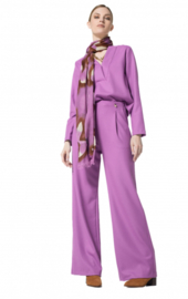 Caroline Biss, lila pak, top
