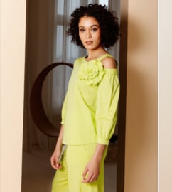 Caroline Biss, blouse met bloem