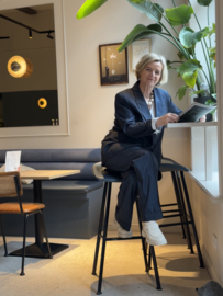 Aaiko, donkerblauw krijtstreep pak. Colbert