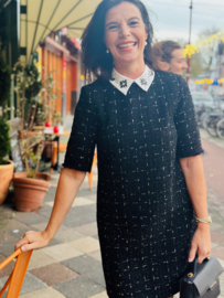 Ana alcazar, zwart jurkje met wit kraagje
