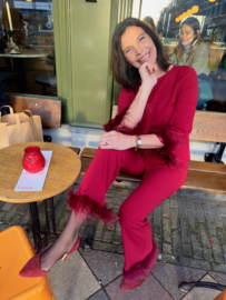 Ana alcazar, rood pak met veertjes, broek