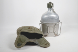 Gourde de l'armée néerlandaise, avec tasse, années 1950.
