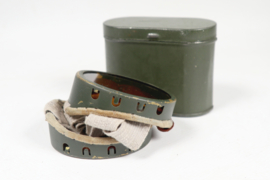 Lunettes anti-poussière britanniques de la Seconde Guerre mondiale dans une boîte en métal