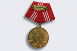 Médaille de la RDA pour services loyaux dans les groupes de combat - or