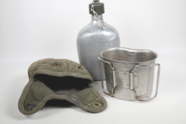 Gourde de l'armée néerlandaise, avec tasse, années 1950.