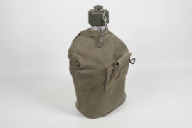 Gourde de l'armée néerlandaise, avec tasse, années 1950.