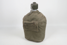 Gourde de l'armée néerlandaise, avec tasse, années 1950.