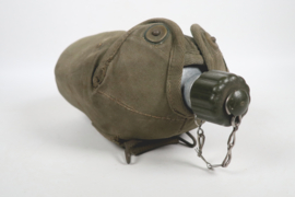 Gourde de l'armée néerlandaise, avec tasse, années 1950.