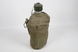 Gourde de l'armée néerlandaise, avec tasse, années 1950.