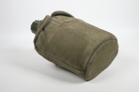 Gourde de l'armée néerlandaise, avec tasse, années 1950.