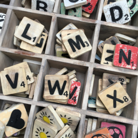 Houten scrabbel letters